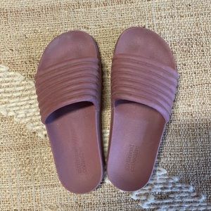 Girlfriend collective slide sz 8